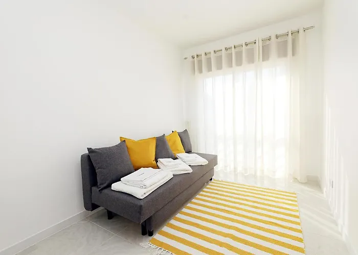 C23 - Parkway Entrance Apartment In Lagos