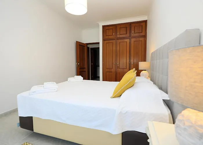 C23 - Parkway Entrance Apartment In Lagos