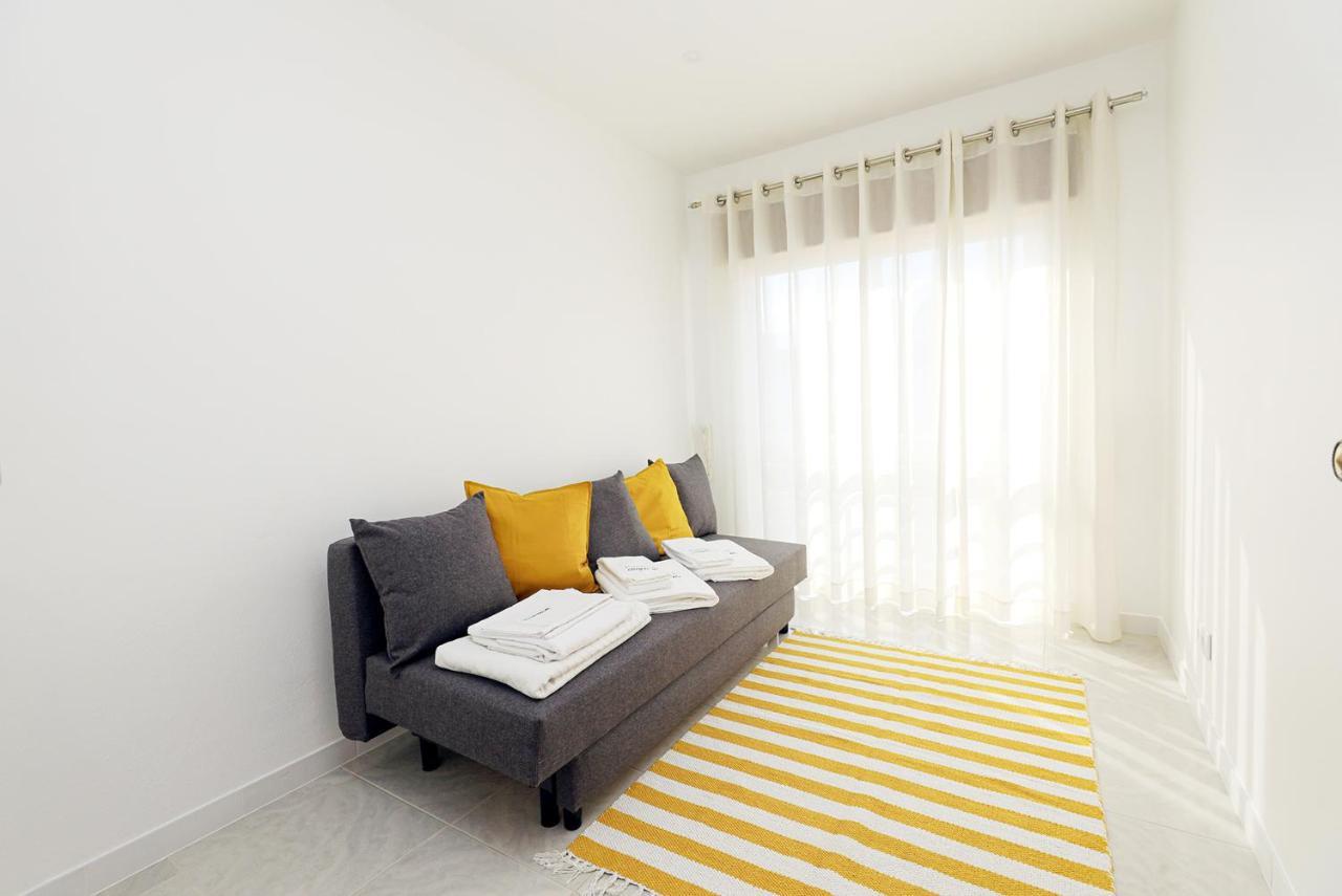 C23 - Parkway Entrance In Apartment *