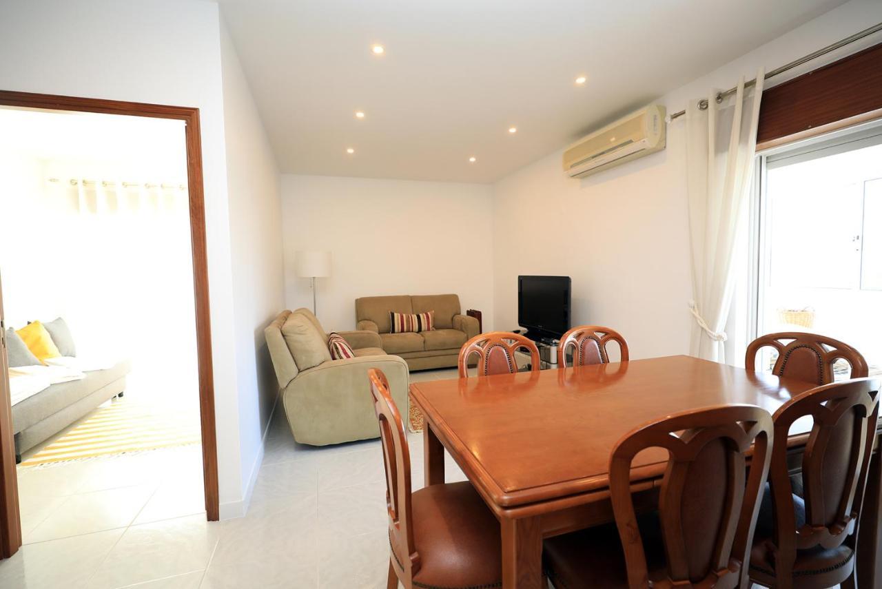 C23 - Parkway Entrance In Apartment *